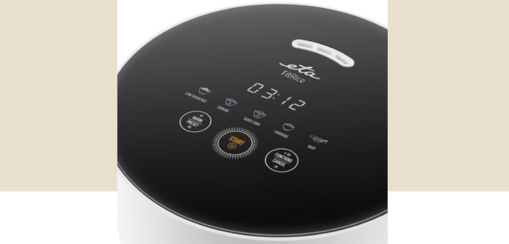 Ryżowar ETA FitRice ETA413990000 zbliżenie na czarny panel przyciski ilustracje wyświetlacz biało beżowe tło systemy bezpieczeństwa zapobieganie wygotowaniu i przelaniu wody termoizolacyjna obudowa czytelny wyświetlacz LED odłączany przewód zasilający 