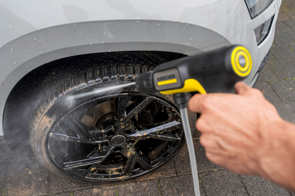 Myjka ciśnieniowa KARCHER OC Handheld Compact BA 1.328-128.0 zdjęcie lifestyle Wszechstronne zastosowanie Wydajność tłoczenia na poziomie 150 l/h zasilanie akumulatorem 7,2 V