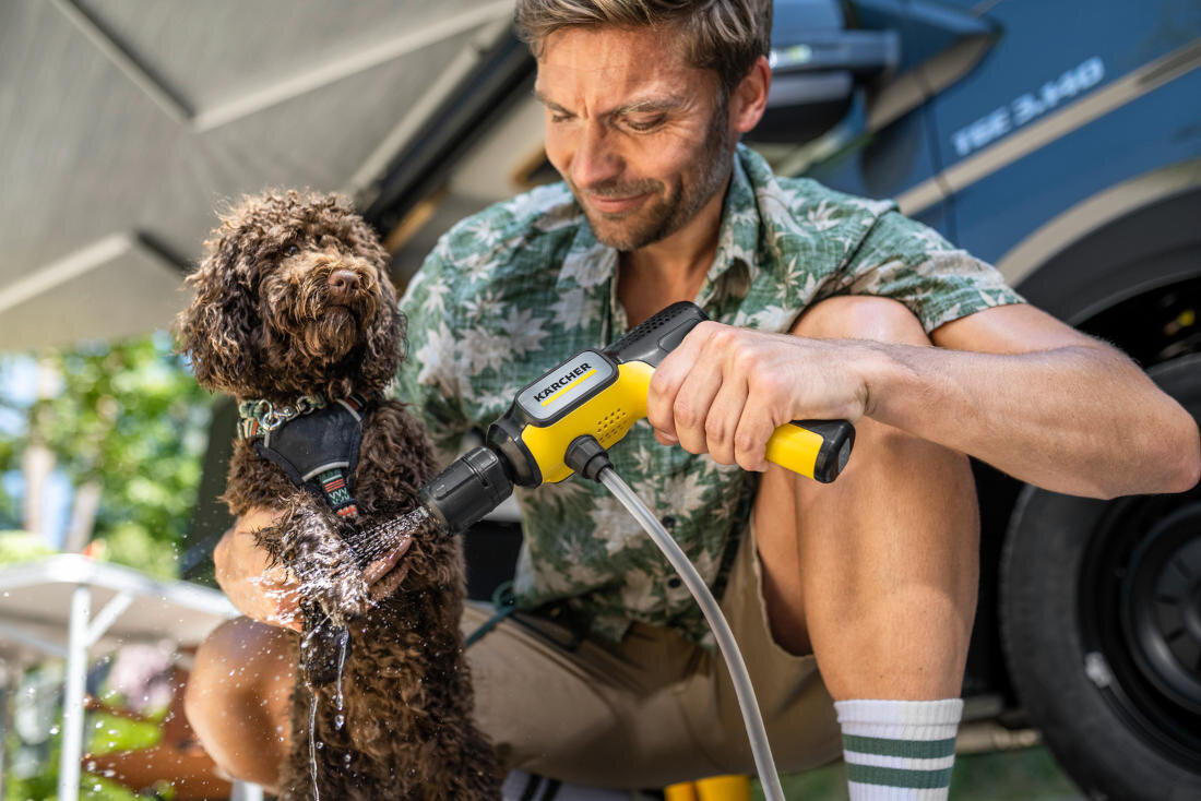 Myjka ciśnieniowa KARCHER OC Handheld Compact BA 1.328-128.0 zdjęcie lifestyle Skuteczne i bezpieczne mycie maksymalne ciśnienie 15 barów  Dwustopniowa regulacja  wybór trybu Max 15 barów lub eco!Mode około 6 barów