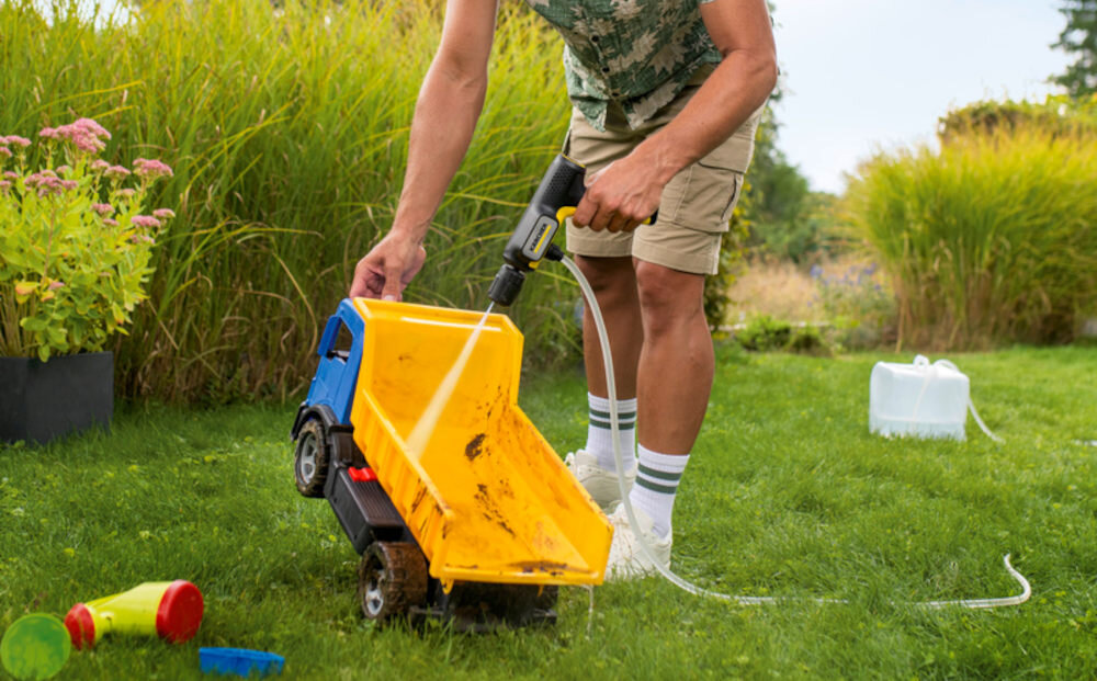 Myjka ciśnieniowa KARCHER OC Handheld Compact BA 1.328-128.0 zdjęcie lifestyle Ochrona delikatnych elementów Technologia dysz Kärcher dociera również do trudno dostępnych miejsc