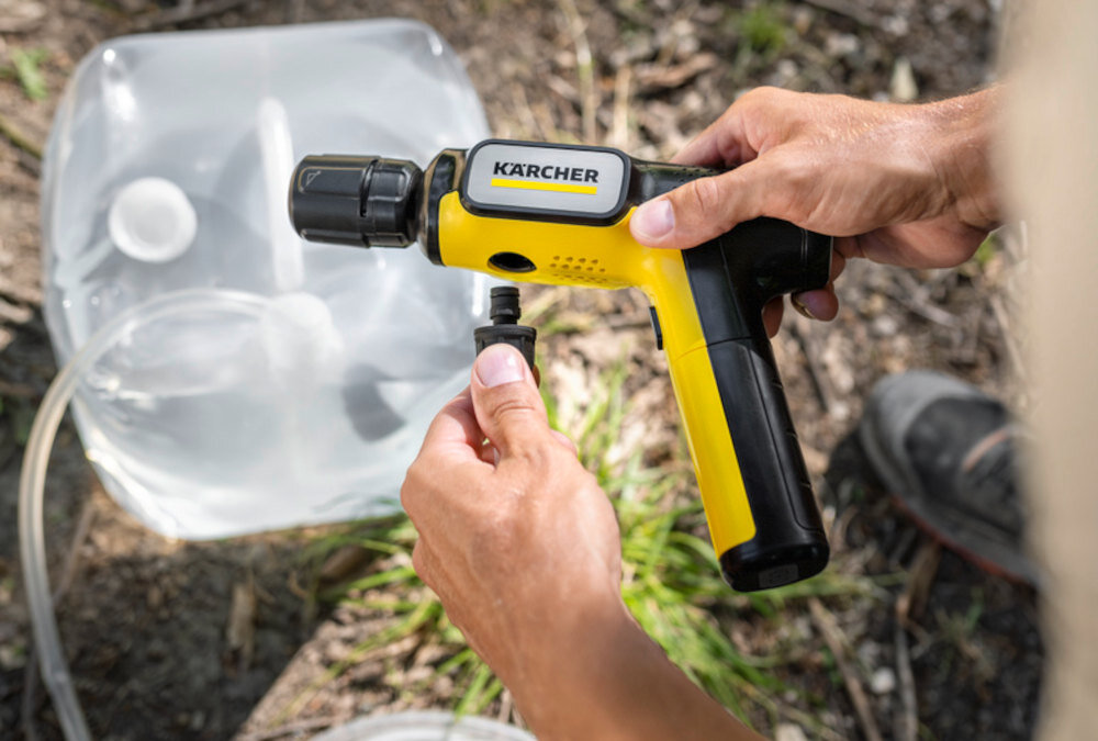 Myjka ciśnieniowa KARCHER OC Handheld Compact BA 1.328-128.0 zdjęcie lifestyle Łatwe pobieranie wody Wąż ssący o długości 5 metrów  Adapter do butelek PET