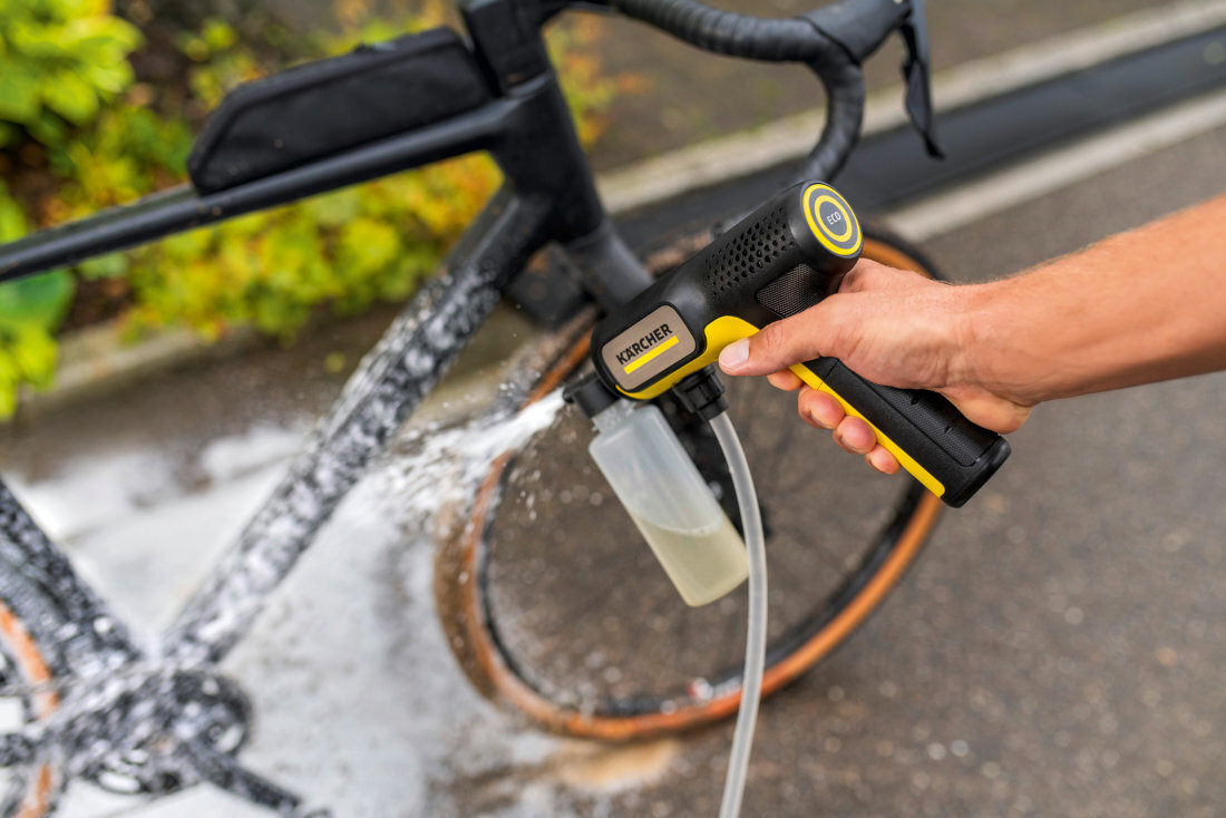 Myjka ciśnieniowa KARCHER OC Handheld Compact BA 1.328-128.0 zdjęcie lifestyle Aplikacja środków czyszczących funkcja nanoszenia detergentu Strumień środka czyszczącego