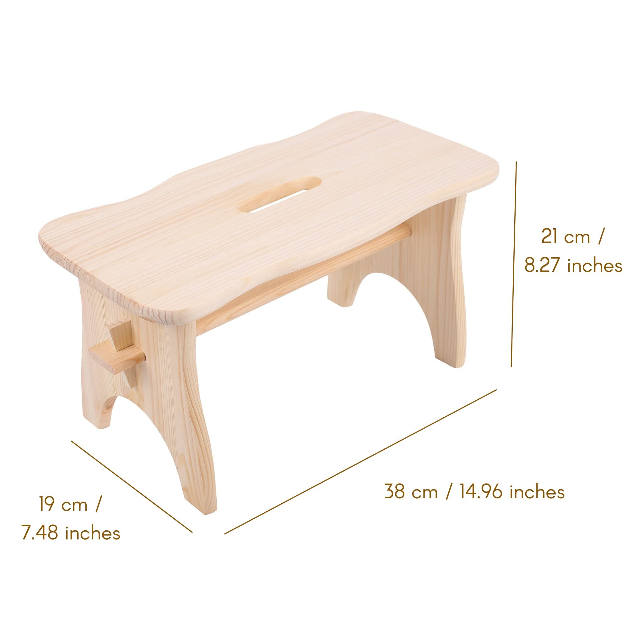 Na obrazie widoczny jest mały drewniany stołeczek z uchwytem na górze, wykonany z jasnego drewna. Obok stołeczka znajdują się wymiary: 38 cm / 14.96 inches, 19 cm / 7.48 inches, 21 cm / 8.27 inches.