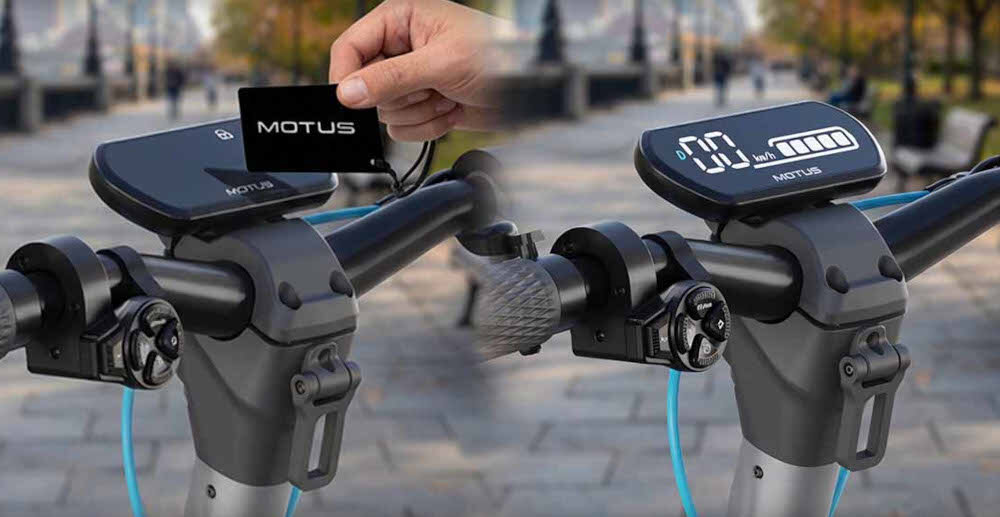 Hulajnoga elektryczna MOTUS Scooty 10 Pro 70km 600W Amortyzacja 10 Szaro-turkusowy miasto chodnik zbliżenie na kierownicę osoba przykłada kartę do wyświetlacza blokada NFC szybkie odblokowanie pojazdu za pomocą karty zwiększa kontrolę nad dostępem obsługa systemu jest intuicyjna i nie wymaga skomplikowanej konfiguracji