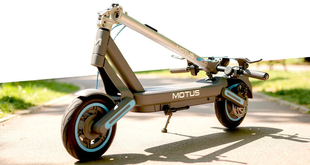 Hulajnoga elektryczna MOTUS Scooty 10 Max 80km 800W Amortyzacja 10 cali park droga złożona hulajnoga ustawiona na chodniku składana konstrukcja do wymiarów 1180 x 472 x 520 mm łatwy transport prosty system składania zwolnienie mechanizmu pociągnięciu zatrzasku i popchnięciu kierownicy do przodu