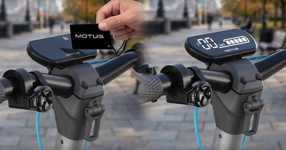 Hulajnoga elektryczna MOTUS Scooty 10 Max 80km 800W Amortyzacja 10 cali miasto chodnik zbliżenie na kierownicę osoba przykłada kartę do wyświetlacza blokada NFC szybkie odblokowanie pojazdu za pomocą karty zwiększa kontrolę nad dostępem obsługa systemu jest intuicyjna i nie wymaga skomplikowanej konfiguracji