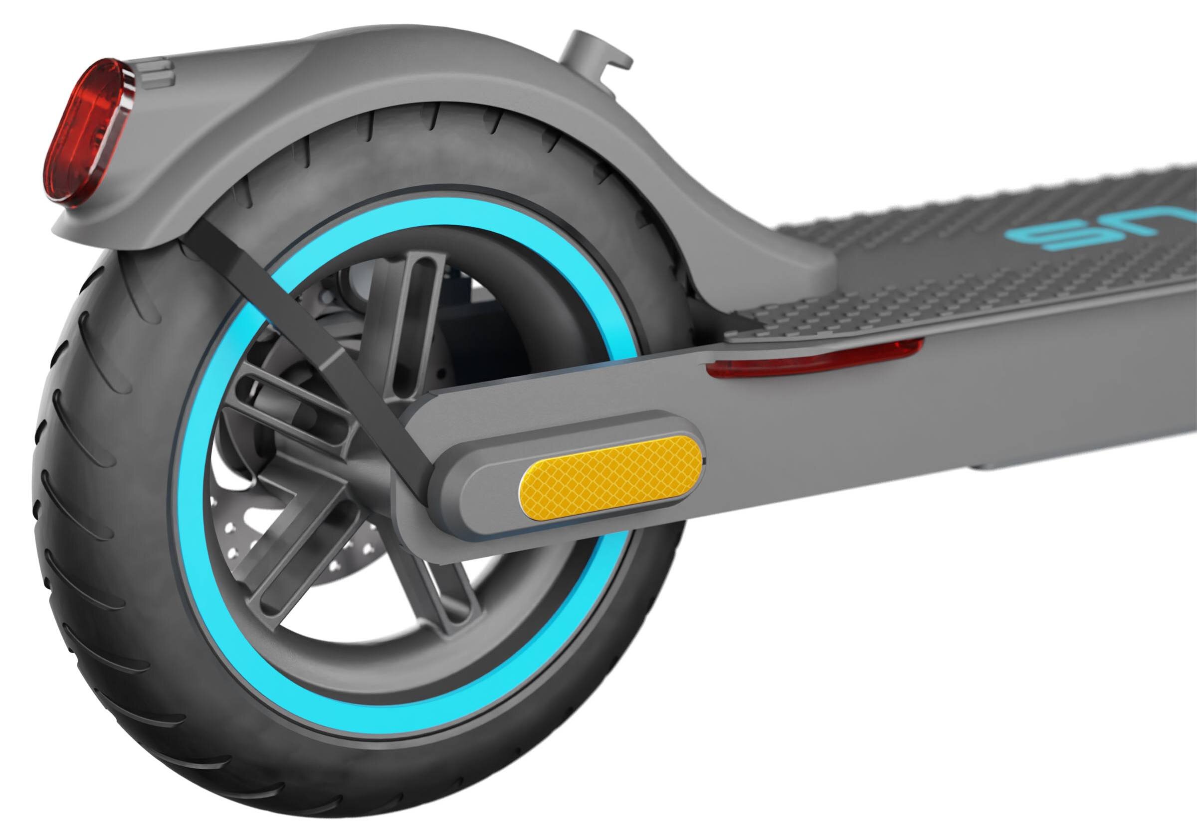 Zdjęcie przedstawia tylne koło hulajnogi elektrycznej z szarym błotnikiem i niebieskim akcentem na oponie. Na ramie widoczny jest żółty odblask oraz fragment napisu \'US\'.