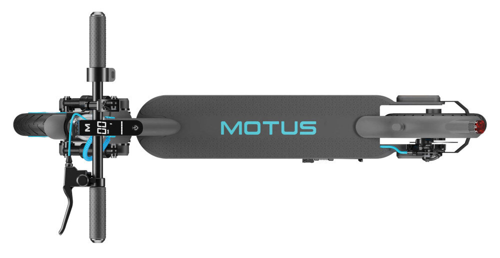 Widok z góry na hulajnogę elektryczną z napisem \'MOTUS\' na podeście. Hulajnoga ma czarne uchwyty i elementy w kolorze niebieskim.