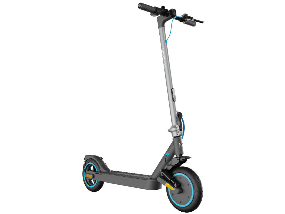 Elektryczna hulajnoga w kolorze szarym z niebieskimi akcentami, posiada duże koła i amortyzację. Na kierownicy widoczny jest wyświetlacz oraz manetki, a na ramie napis \'MOTUS\'.