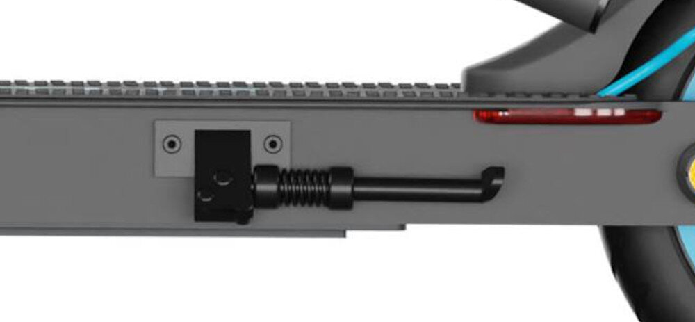 Zbliżenie na boczną część hulajnogi elektrycznej z widocznym mechanizmem składania i amortyzacją. W tle widać fragment koła z niebieskim akcentem oraz czerwone światło odblaskowe.