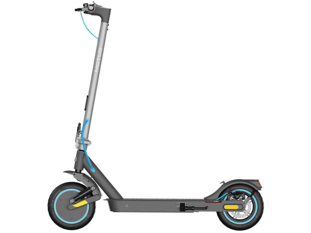 Na obrazie widoczna jest szara hulajnoga elektryczna z niebieskimi akcentami na kołach. Na kierownicy znajduje się napis \'MOTUS\'.