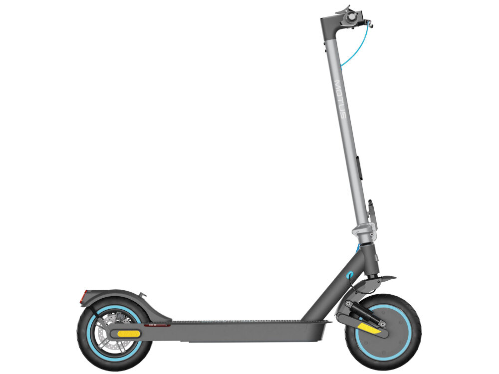 Na obrazie widoczna jest szara hulajnoga elektryczna z niebieskimi akcentami na kołach. Na kierownicy znajduje się napis \'MOTUS\'.