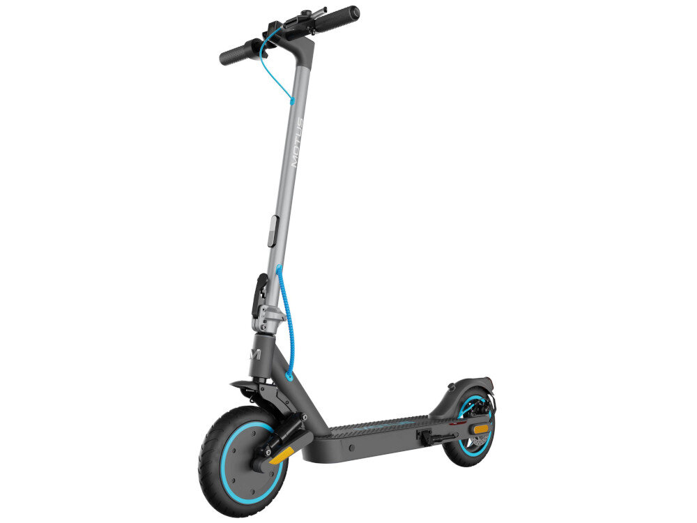 Elektryczna hulajnoga w kolorze szarym z niebieskimi akcentami, posiada duże koła i amortyzację. Na kierownicy widoczny jest napis \'MOTUS\'.