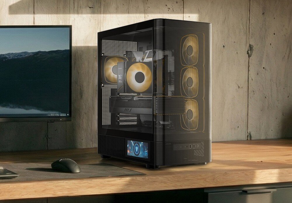 Komputer MAD DOG GeForce RTX5070 DLSS 4 Reflex Edition 2 AQ400-U02WR32WP Czarna obudowa komputerowa stoi na drewnianym biurku obok monitora i myszy w słonecznym pomieszczeniu