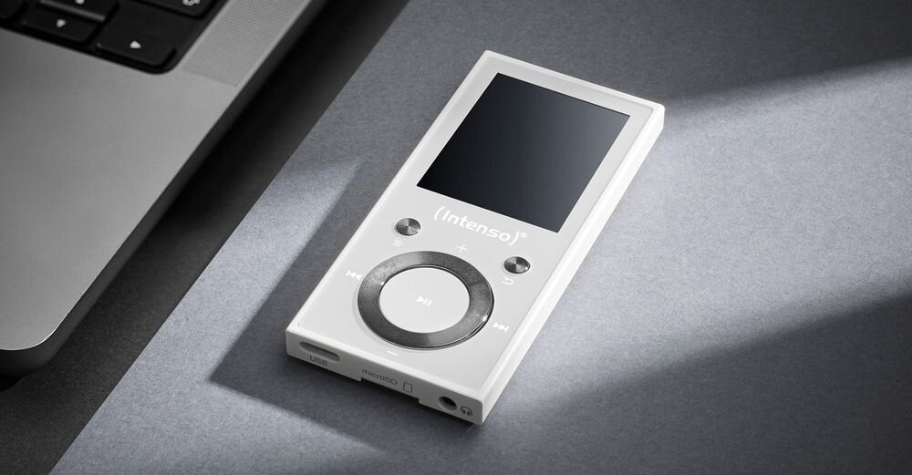 Odtwarzzacz MP3 INTENSO 64GB Video Scooter kolorowy wyświetlacz Bluetooth pamięć 64 GB, urządzenie leżące na blacie obok laptopa