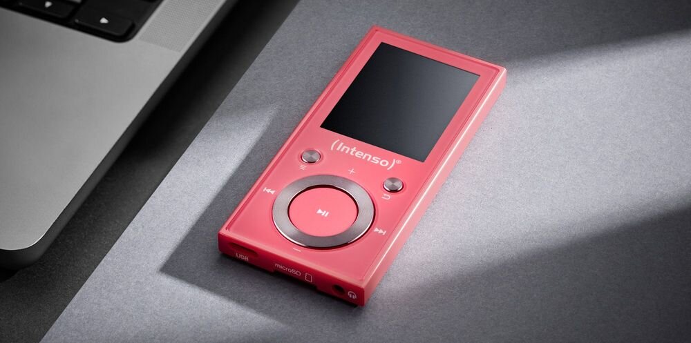 Odtwarzzacz MP3 INTENSO 64GB Video Scooter kolorowy wyświetlacz Bluetooth pamięć 64 GB, urządzenie leżące na blacie obok laptopa