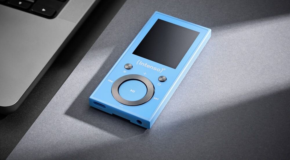 Odtwarzzacz MP3 INTENSO 64GB Video Scooter kolorowy wyświetlacz Bluetooth pamięć 64 GB, urządzenie leżące na blacie obok laptopa