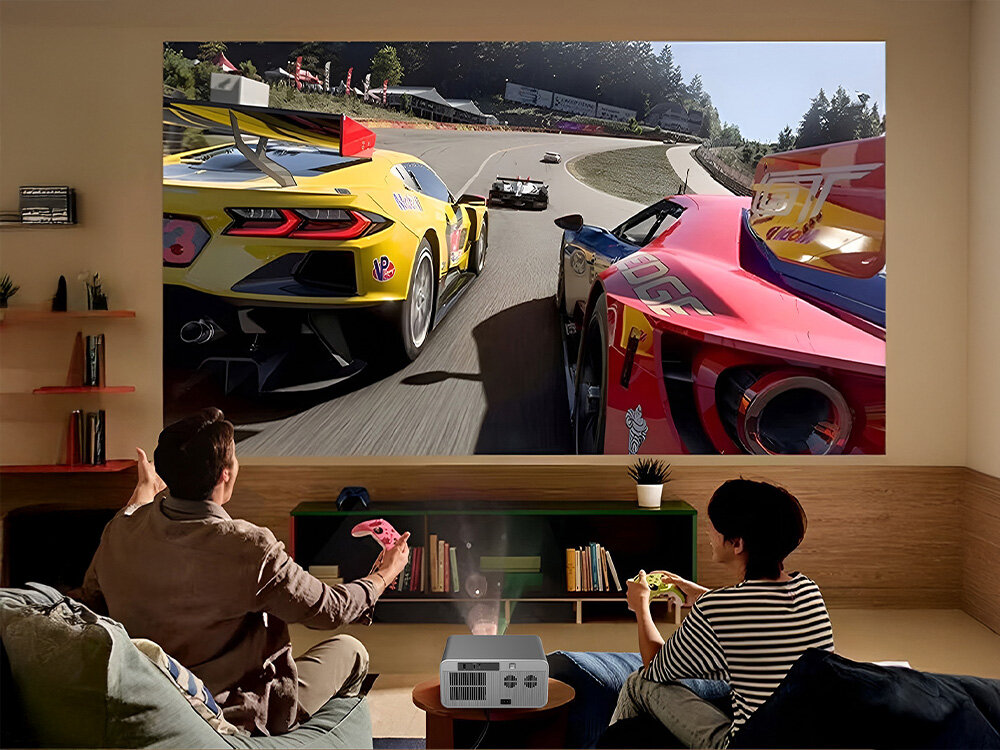 Projektor ZENWIRE PrimeView G60 Full HD 1920x1080 obsługa 4K obraz 250 cali, osoby grające na konsoli za projektora