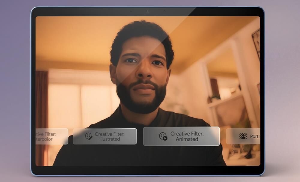 Na ekranie tabletu MICROSOFT Surface Pro 11 EP2-08358 widać twarz osoby z nałożonymi filtrami graficznymi – napisy Creative Filter Illustrated i Creative Filter Animated kamera Surface Studio Camera AI
