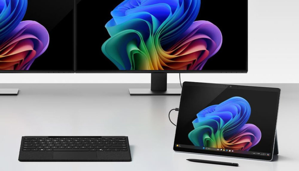 Dwa monitory i tablet MICROSOFT Surface Pro 11 EP2-08358 z kolorową grafiką na ekranie IPS – Wi-Fi 7 Bluetooth 5.4 klawiatura rysik na białej powierzchni