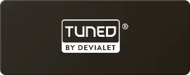 Czarne tło z białym napisem \'TUNED BY DEVIALET\'.
