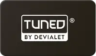 Czarne tło z białym napisem \'TUNED BY DEVIALET\' w prostokątnym obramowaniu.
