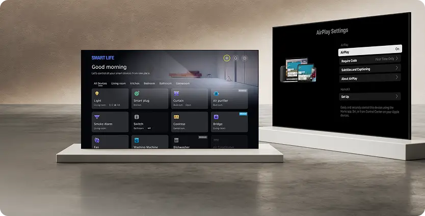Na obrazie widoczne są dwa telewizory, z których jeden wyświetla interfejs \'SMART LIFE\' z różnymi opcjami, a drugi ekran ustawienia \'AirPlay Settings\'.