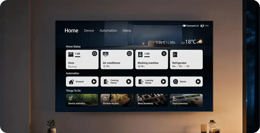 Na ekranie telewizora wyświetlany jest interfejs z zakładkami Home, Device, Automation i Menu. Widoczne są informacje o stanie urządzeń domowych, takich jak piekarnik, klimatyzacja, pralka i lodówka, oraz opcje automatyzacji i rzeczy do zrobienia.