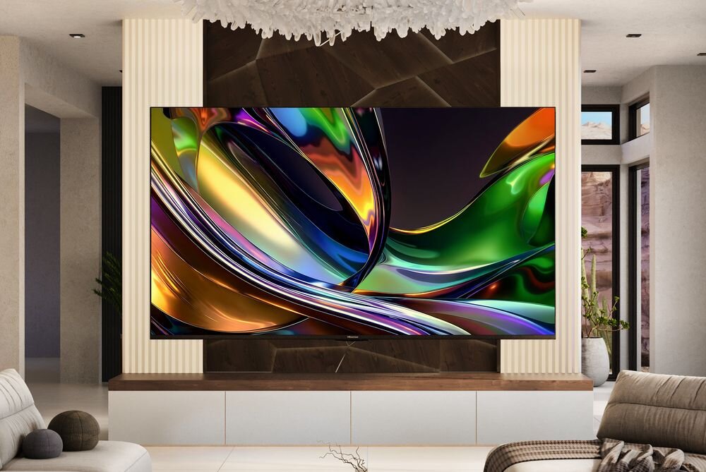 Telewizor HISENSE 85UR8S zawieszony na ścianie w pomieszczeniu