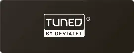 Czarne tło z białym napisem \'TUNED BY DEVIALET\' w prostokątnym obramowaniu.