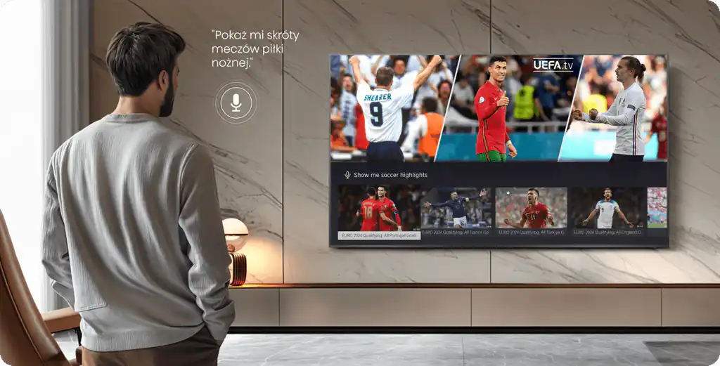 Mężczyzna w salonie patrzący na telewizor Hisense wyświetlający mecz piłki nożnej z aplikacji UEFA.tv (Television)