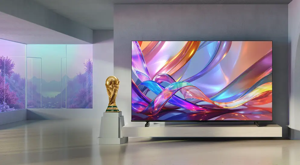Telewizor Hisense w nowoczesnym wnętrzu obok pucharu; na ekranie barwne, szklane wstęgi i refleksy światła