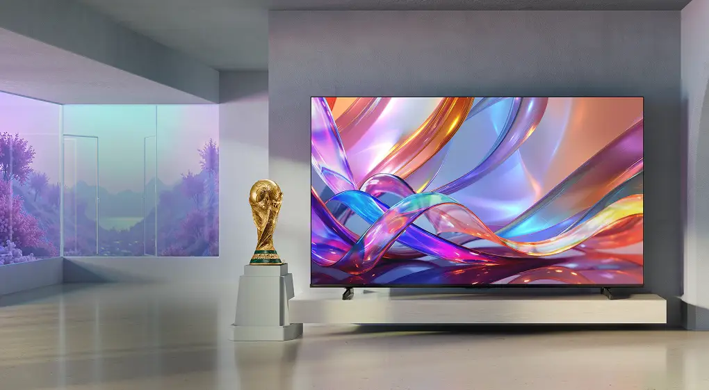 Telewizor Hisense w nowoczesnym wnętrzu obok pucharu; na ekranie barwne, szklane wstęgi i refleksy światła