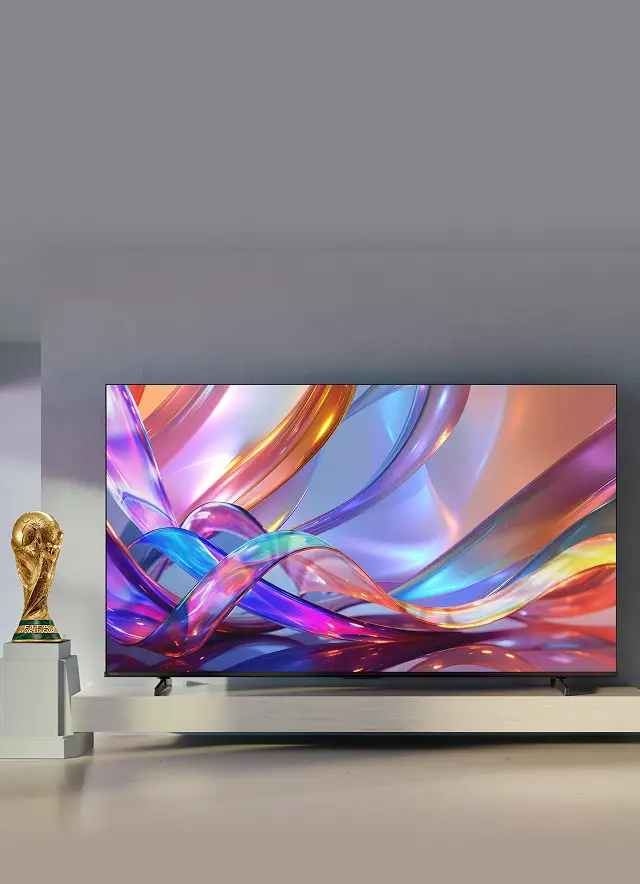Telewizor Hisense w nowoczesnym wnętrzu obok pucharu; na ekranie barwne, szklane wstęgi i refleksy światła