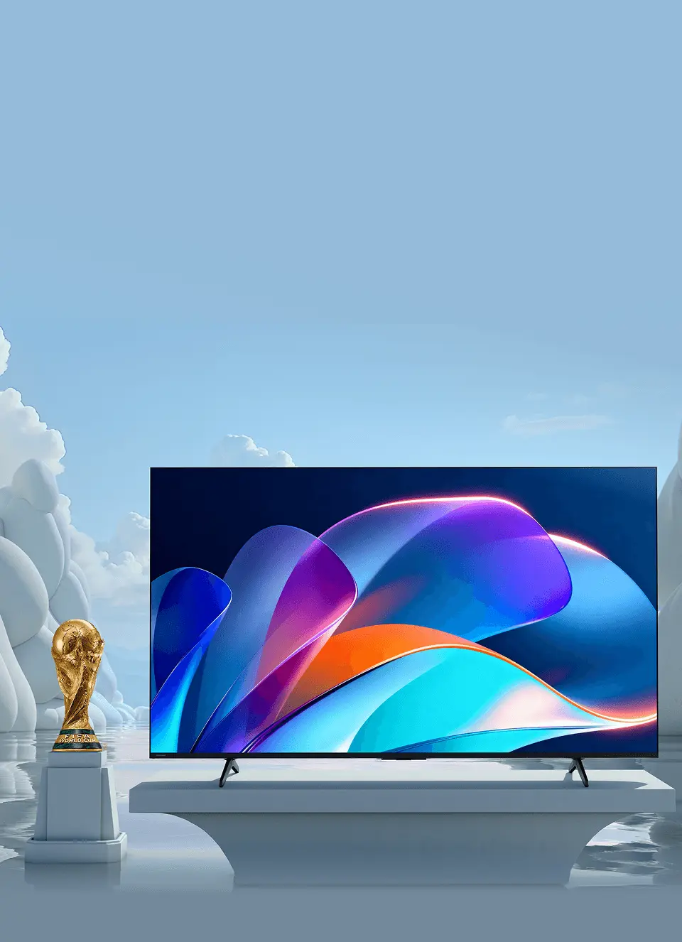 Telewizor Hisense obok złotego pucharu na tle surrealistycznych, białych skał. Na ekranie widać abstrakcyjne kolorowe formy.