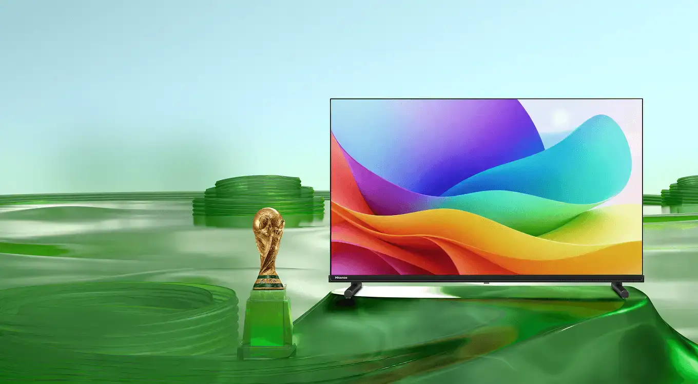 Telewizor Hisense na zielonym, abstrakcyjnym tle obok pucharu; na ekranie widoczne barwne, płynne formy