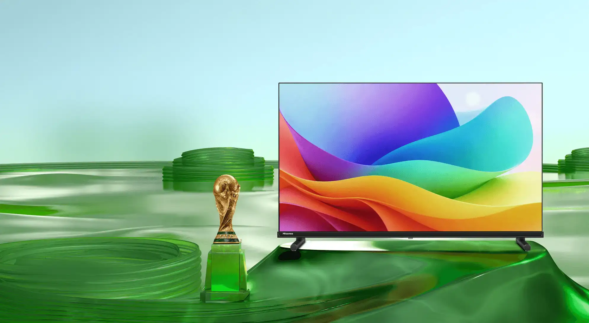 Telewizor Hisense na zielonym, abstrakcyjnym tle obok pucharu; na ekranie widoczne barwne, płynne formy