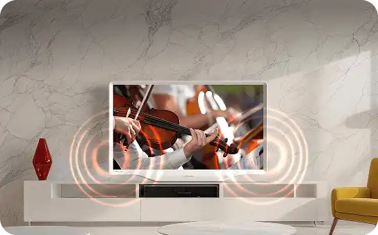 Telewizor Hisense na tle marmurowej ściany wyświetla koncert smyczkowy; pomarańczowe okręgi symbolizują emitowany dźwięk