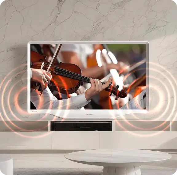 Biały TV na tle marmurowej ściany wyświetla koncert smyczkowy; pomarańczowe okręgi symbolizują emitowany dźwięk