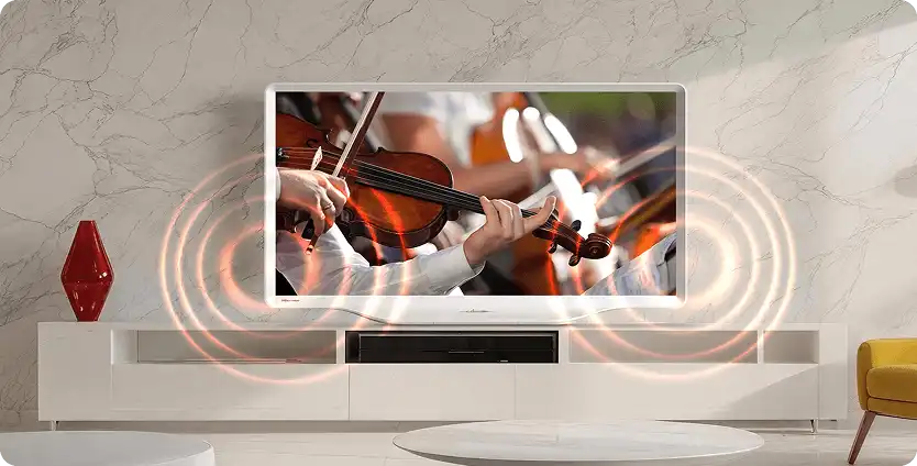 Biały TV na tle marmurowej ściany wyświetla koncert smyczkowy; pomarańczowe okręgi symbolizują emitowany dźwięk