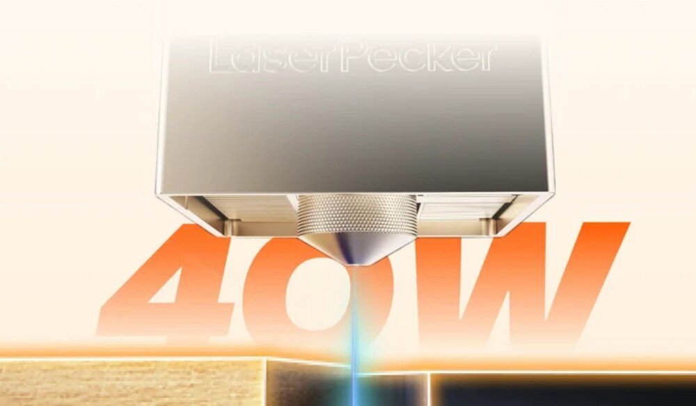 Obraz przedstawia górną część grawerki laserowej z napisem \'LaserPecker\'. W tle widoczny jest duży napis \'40W\'.