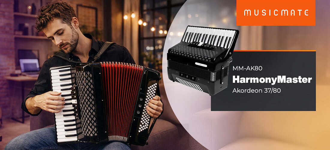 Osoba gra na czarnym akordeonie z czerwonymi miechami w przytulnym wnętrzu. Obok widoczna jest grafika z napisem \'MUSICMATE MM-AK80 HarmonyMaster Akordeon 37/80\'.
