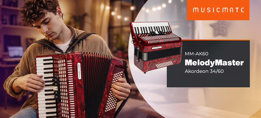 Osoba gra na czerwonym akordeonie w przytulnym wnętrzu. Obok widoczny jest napis: \'MUSICMATE MM-AK60 MelodyMaster Akordeon 34/60\'.