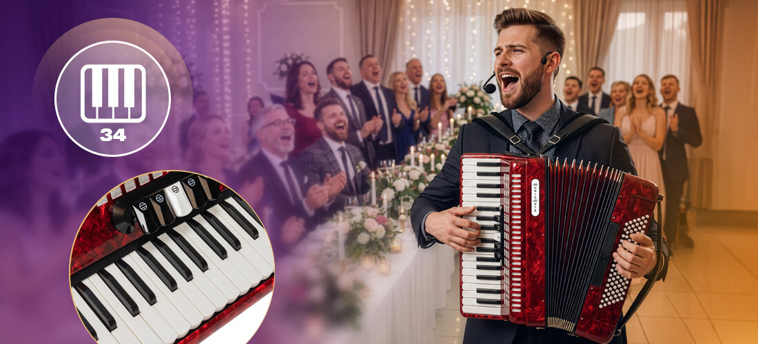 Osoba gra na czerwonym akordeonie przed grupą ludzi w eleganckich strojach, którzy wyglądają na zadowolonych. W lewym górnym rogu znajduje się symbol klawiatury z liczbą \'34\'.