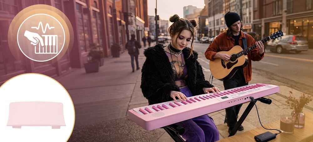 Pianino cyfrowe składane MUSICMATE MM-P8 FoldMaster metronom nagrywanie 128 brzmień tryb perkusji, osoba grającA na pianinie w plenerze