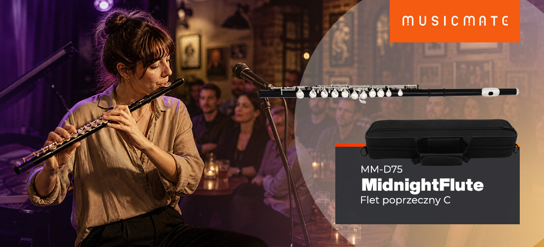 Osoba gra na flecie poprzecznym w przytulnym wnętrzu, a obok widoczny jest napis \'MUSICMATE MM-D75 MidnightFlute Flet poprzeczny C\' oraz etui na flet.