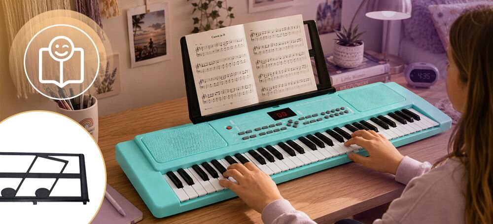 Osoba gra na turkusowym keyboardzie z otwartą książką nutową na stojaku. Na keyboardzie widoczny jest wyświetlacz i kilka przycisków funkcyjnych.