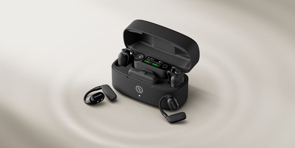 System bezprzewodowy HOLLYLAND Lark Max 2 Ultimate Combo Otwarte pudełko mikrofonu MAX 2 z logo Hollyland, dwa mikrofony rozłożone obok na beżowym tle profesjonalna jakość dźwięku rejestrowanie drobnych detali wokalnych monitorowanie dźwięku