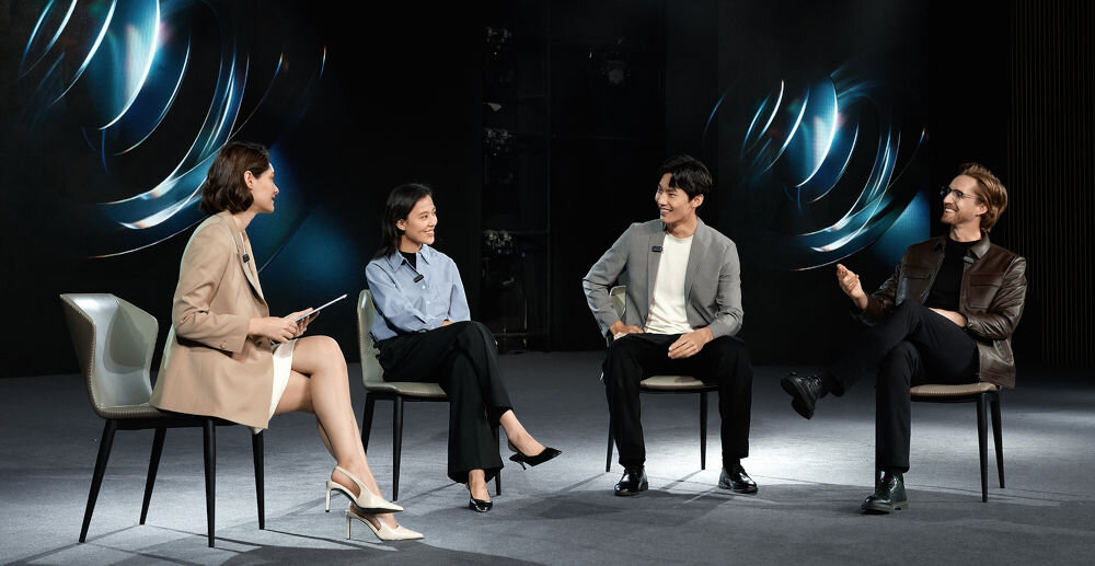 System bezprzewodowy HOLLYLAND Lark Max 2 Ultimate Combo Cztery osoby noszące mikrofony MAX 2 przeprowadzają wywiad w studio rozszerzenie konfiguracji dodatkowe jednostki nadające do kupienia