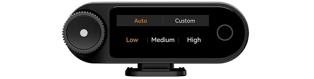 System bezprzewodowy HOLLYLAND Lark Max 2 Ultimate Combo Czarny odbiornik MAX 2 z wyświetlonymi na ekranie opcjami „auto” i „custom” białe tło dynamiczna regulacja wzmocnienia na trzech poziomach automatyczne dopasowanie poziomu sygnału zapobiega przesterowaniu i zniekształceniom